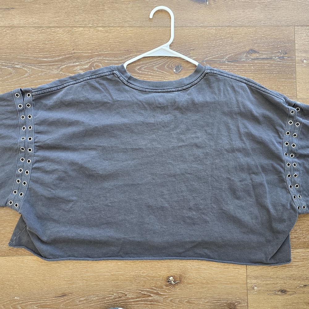 Kiss Cropped Graphic Tee in Charcoal with Red & Blue Logo - Picture 2 of 3